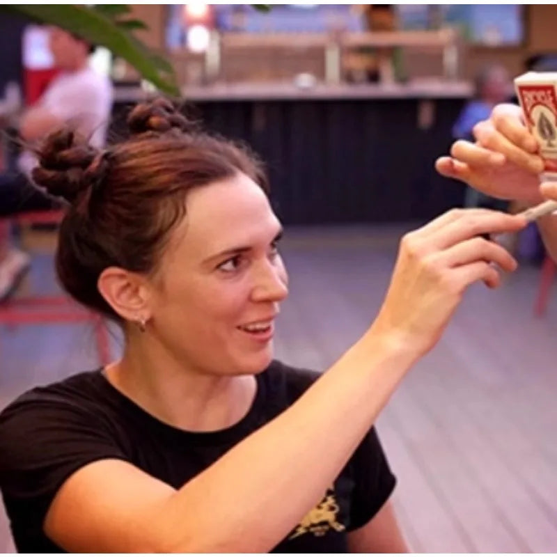 Omni Air – Schwebende Kartenillusion von Victor Sanz