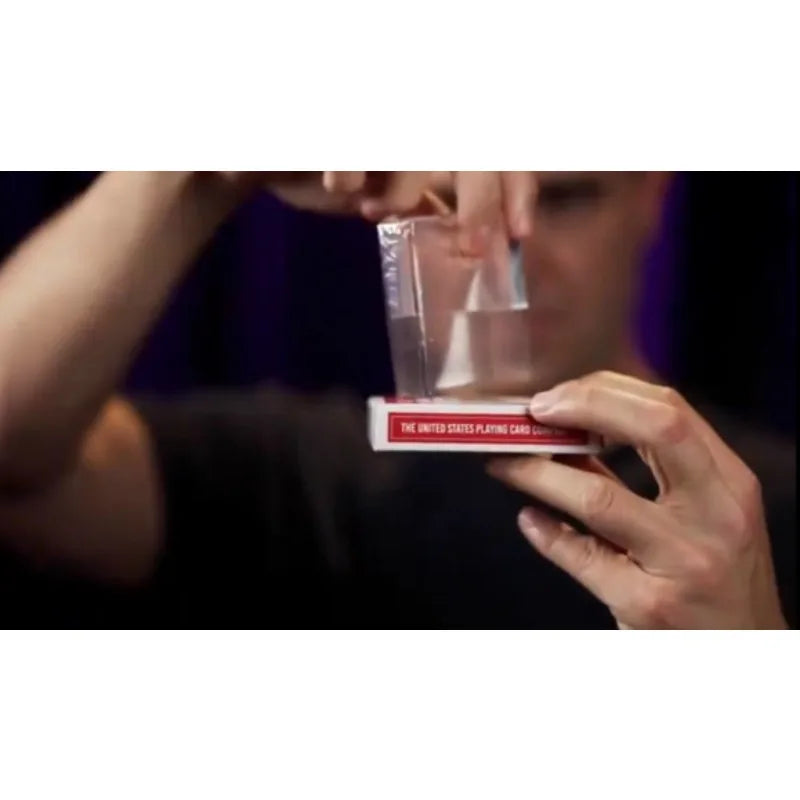 Omni Air – Schwebende Kartenillusion von Victor Sanz