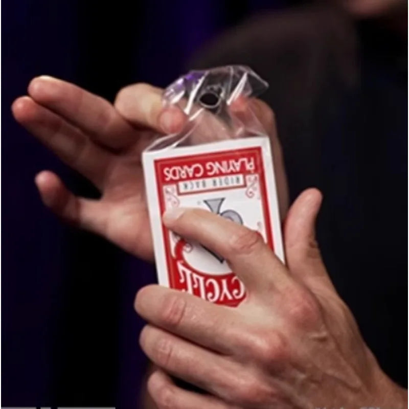 Omni Air – Schwebende Kartenillusion von Victor Sanz